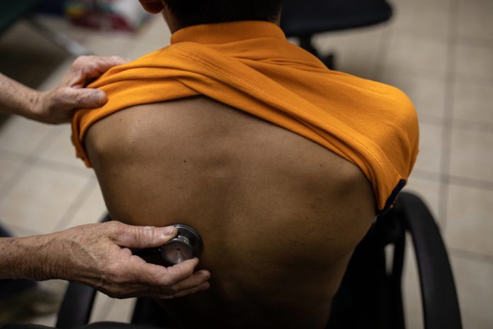 L'accès aux soins des étrangers demeure difficile selon un rapport du Défenseur des droits