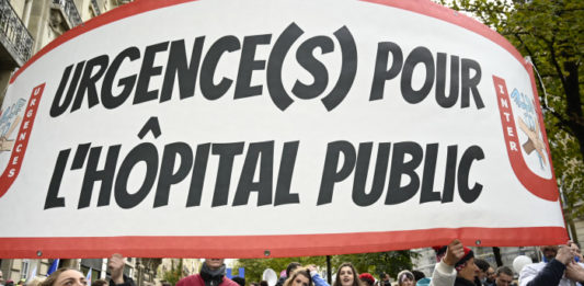 Titre : Manifestation intersyndicale a Paris pour la defense de l'hopital public Copyright : Nicolas TAVERNIER/REA