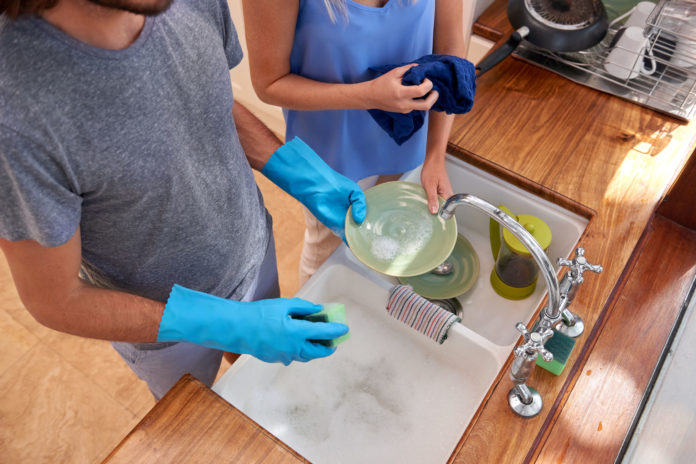 Partage des tâches ménagères, ménages, hommes, femmes, enfants, ©123 RF