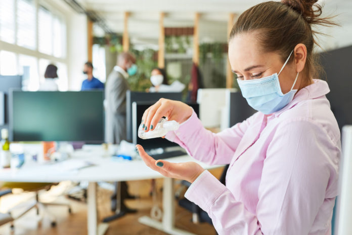 Masque obligatoire en entreprise 123RF©