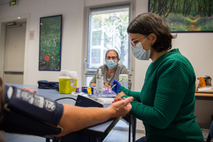 Depistage glycemie-tension a l'agence Solimut/525e et entretien avec une nutritionniste. © Guillaume Atger