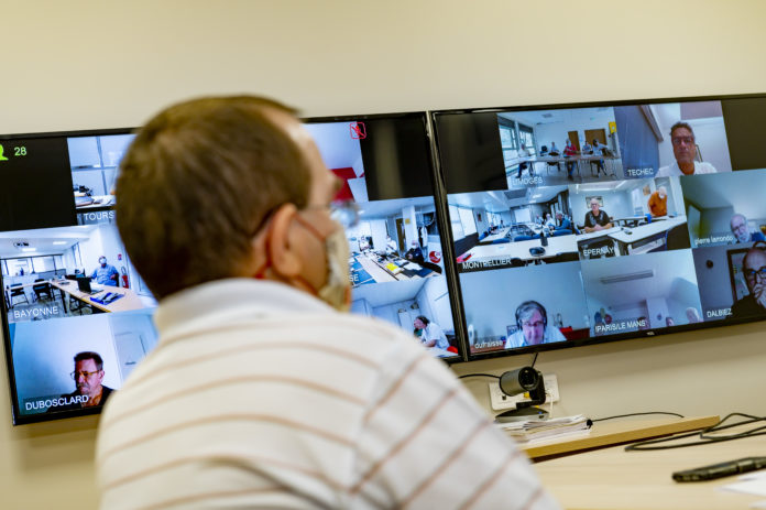Assemblée Génerale en visioconférence de la mutuelle Entrain. Paris, 22 Septembre 2020. © Cyril Entzmann