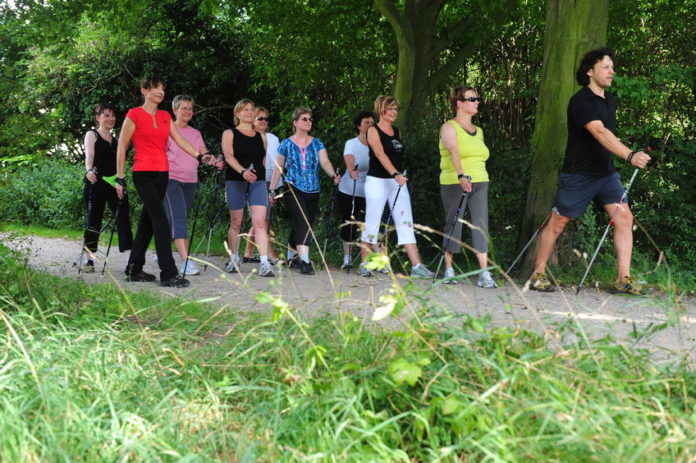 La marche nordique, un sport bénéfique à tout âge 123RF©