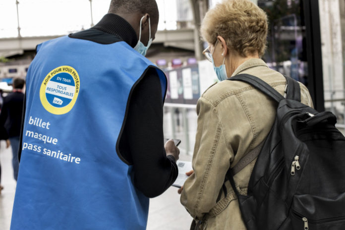 A la Sncf, les voyageurs présentent désormais le passe sanitaire