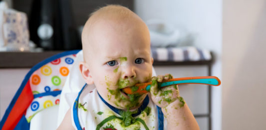 Dès 4 mois, on diversifie l'alimentation de Bébé 123RF©