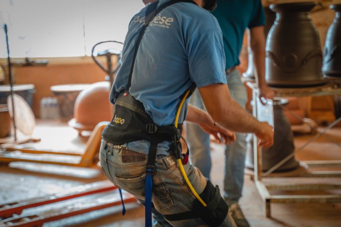 Parmi les exosquelettes, le harnais de posture soulage le système musculo-squelettique. Photographie © Guillaume Auceps