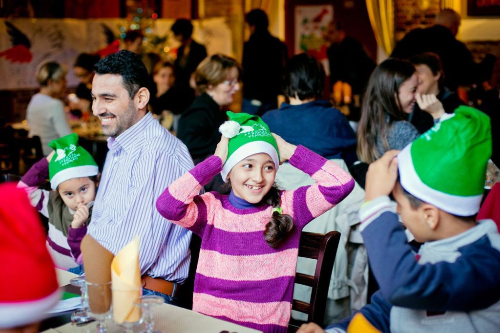 Parmi les événements organisés par le Secours populaire dans le cadre des Pères Noël verts figurent notamment les goûters et les repas de réveillon © Secours Populaire