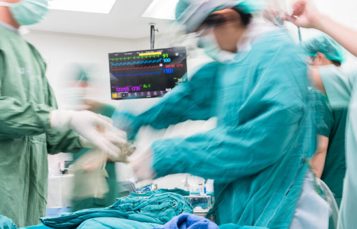 Chirurgiens dans un bloc opératoire