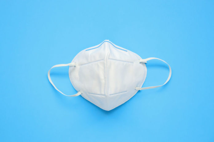 Masque FFP2, sur fond bleu