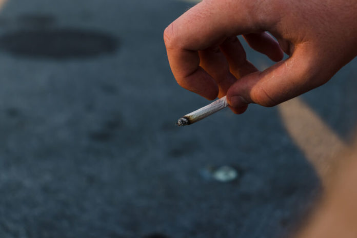 Main tenant une cigarette