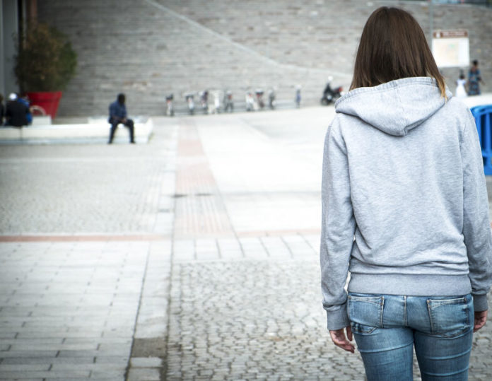 Jeune fille de dos dans une cité