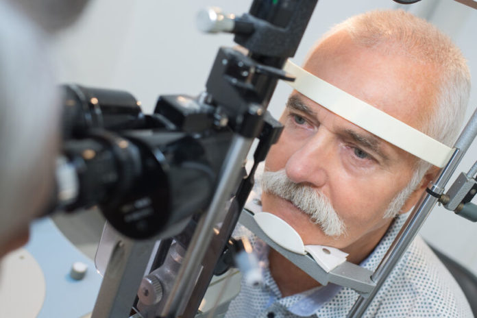 Senior chez un ophtalmologue