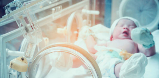 Nouveau né dans une couveuse