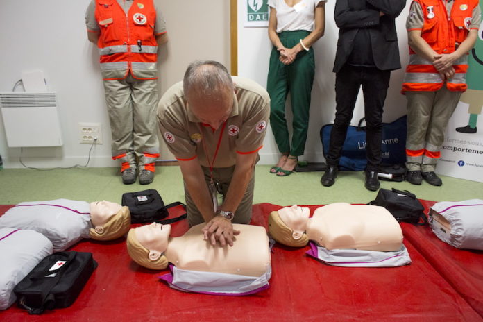 Formation aux premiers secours de la Croix-Rouge - copyright: Romain BEURRIER/REA