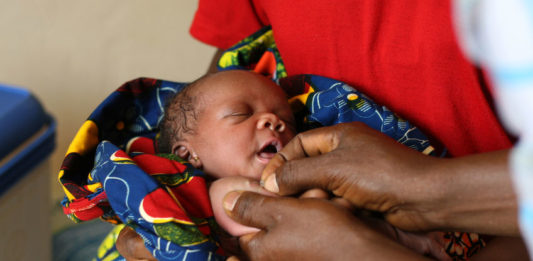 Nourrisson africain recevant une vaccination