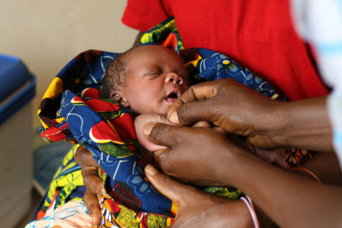 Nourrisson africain recevant une vaccination