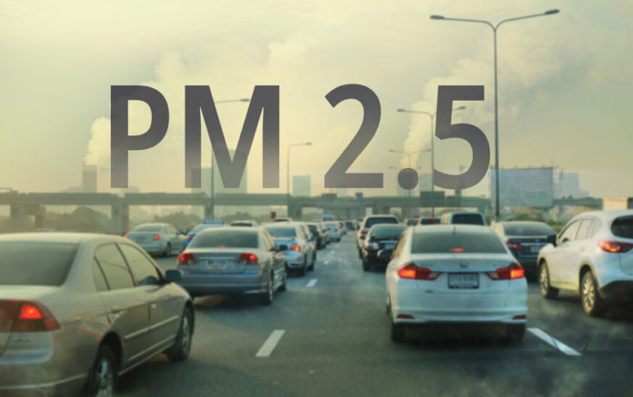 Voitures sur périphérique urbain, pollution