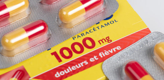 Gelules sur une boîte de paracétamol
