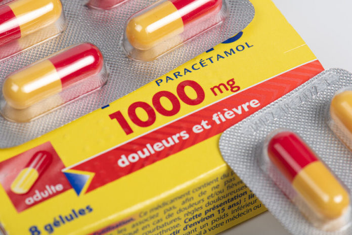 Gelules sur une boîte de paracétamol