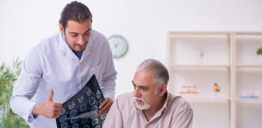 Un médecin rééduque un senior après un AVC