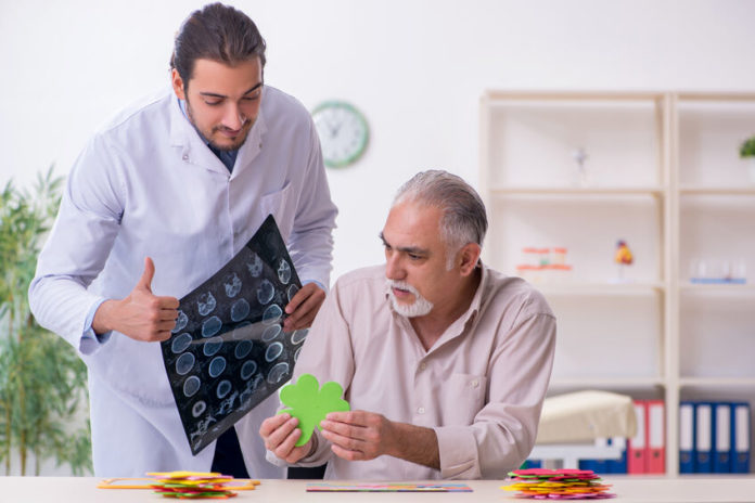 Un médecin rééduque un senior après un AVC