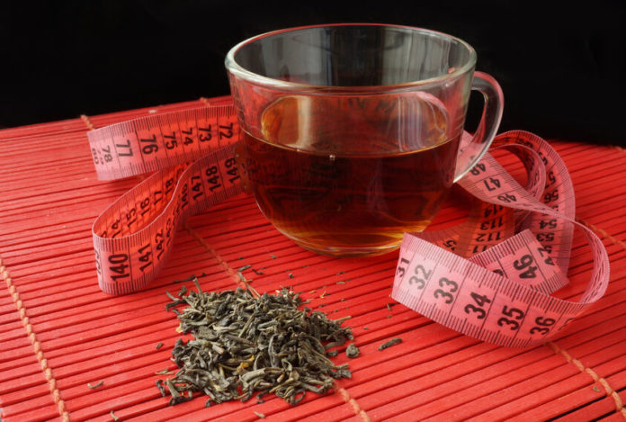tasse de tisane, mètre sur fond rouge