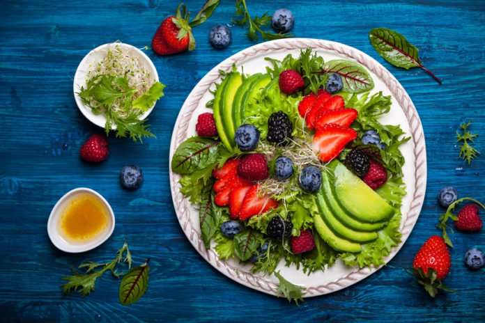 Assiette de crudités sur fond bleu