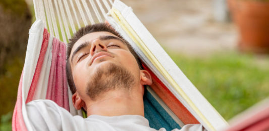 Jeune homme endormi dans un hamac