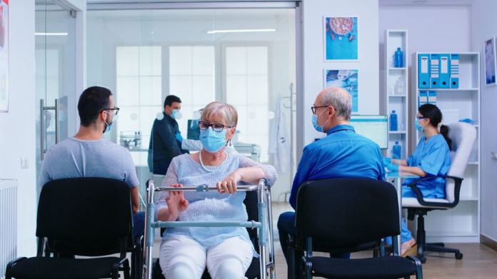 Patients dans une salle d'attente