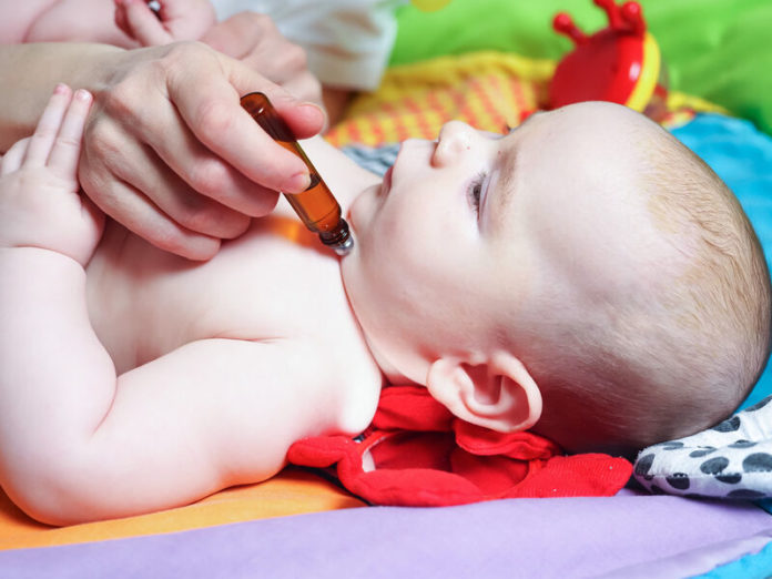 Mère utilisant de l'aromathérapie sur son bébé