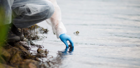 Rivière polluée analyse de l'eau