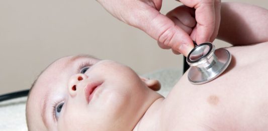 Bébé se faisant ausculter