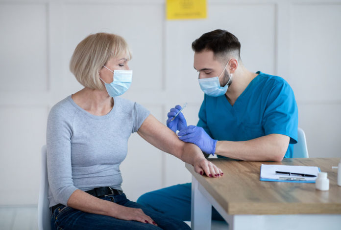 Femme âgée se faisant faire la dose de rappel anti covid