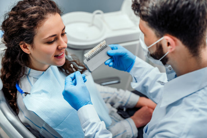 Jeune femme chez le dentiste