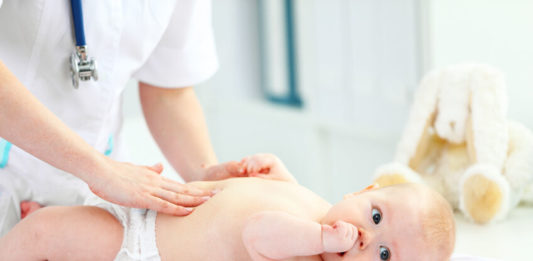 Docteur examinant un bébé