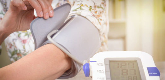 Bras d'un patient avec un tensiomètre