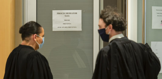 Deux avocats à la porte de la salle d'audience du procès du Médiator