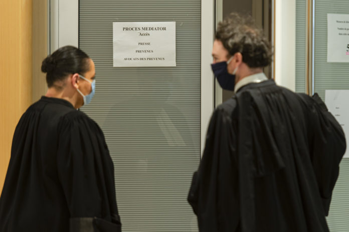 Deux avocats à la porte de la salle d'audience du procès du Médiator