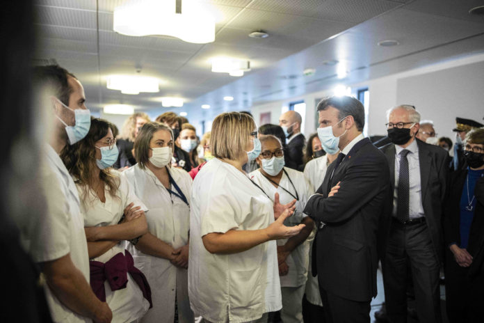 Emmanuel macron au milieu des soignants dans un hôpital de l'Essonne