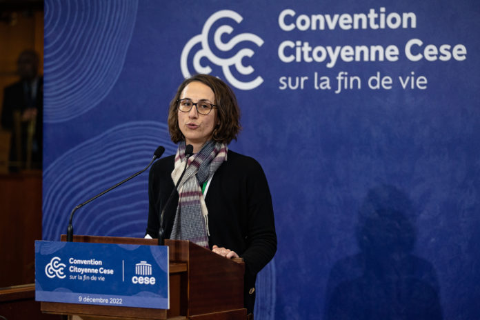 Claire Thoury au micro à la Convention citoyenne sur la fin de vie