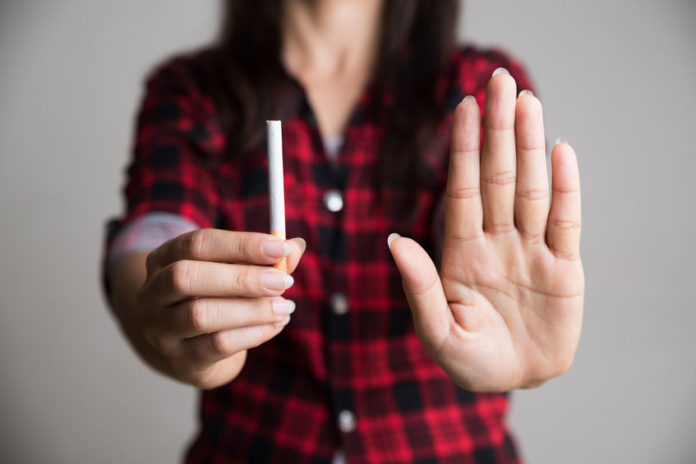 Jeune femme refusant une cigarette