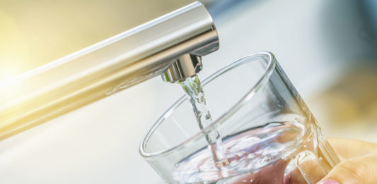 De l'eau coulant du robinet