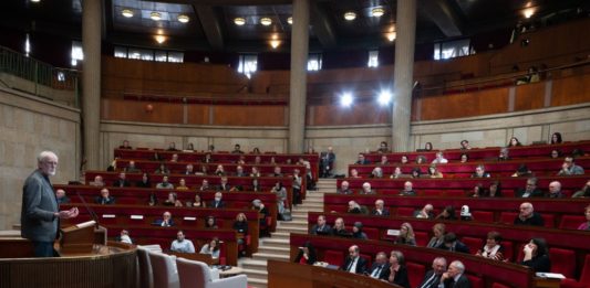 Le Conseil économique, social et environnemental (CESE) travaillant sur les dérèglements climatiques et la santé au travail. © Jacques Witt /SIPA et Katrin Baumann