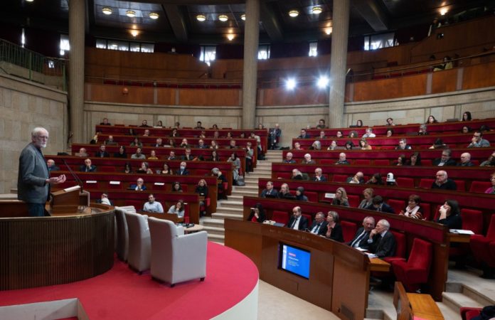 Le Conseil économique, social et environnemental (CESE) travaillant sur les dérèglements climatiques et la santé au travail. © Jacques Witt /SIPA et Katrin Baumann