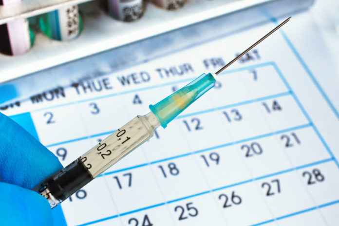 Calendrier et seringue pour vaccin