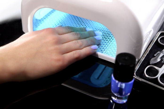 Séchage de vernis semi-permanent sous les UV