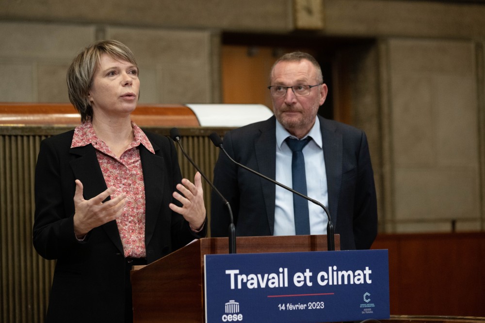 A l’occasion de ses travaux sur les dérèglements climatiques et la santé au travail, le Conseil économique, social et environnemental (CESE) vient de publier les résultats d’une grande enquête. Avant de rendre son avis en avril 2023, la troisième assemblée de la République livrait les conclusions de son étude en février dernier. Les conclusions montrent que la majorité des travailleurs a aujourd’hui conscience des conséquences du réchauffement sur leur santé.