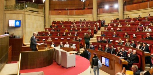 A l’occasion de ses travaux sur les dérèglements climatiques et la santé au travail, le Conseil économique, social et environnemental (CESE) a publié les résultats d’une grande enquête. © Jacques Witt /SIPA  et Katrin Baumann