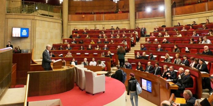 A l’occasion de ses travaux sur les dérèglements climatiques et la santé au travail, le Conseil économique, social et environnemental (CESE) a publié les résultats d’une grande enquête. © Jacques Witt /SIPA  et Katrin Baumann