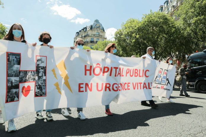 Manifestation de soignants devant l'hôpital de la Pitié-Salpêtrière à Paris, le 29 mai 2021, lors d'une mobilisation internationale pour l'accès à la santé. ©Teresa Suarez/REA